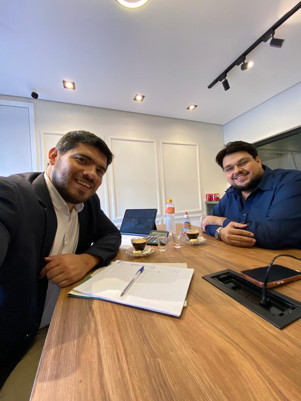 Victor Jara em consultoria com empresário local